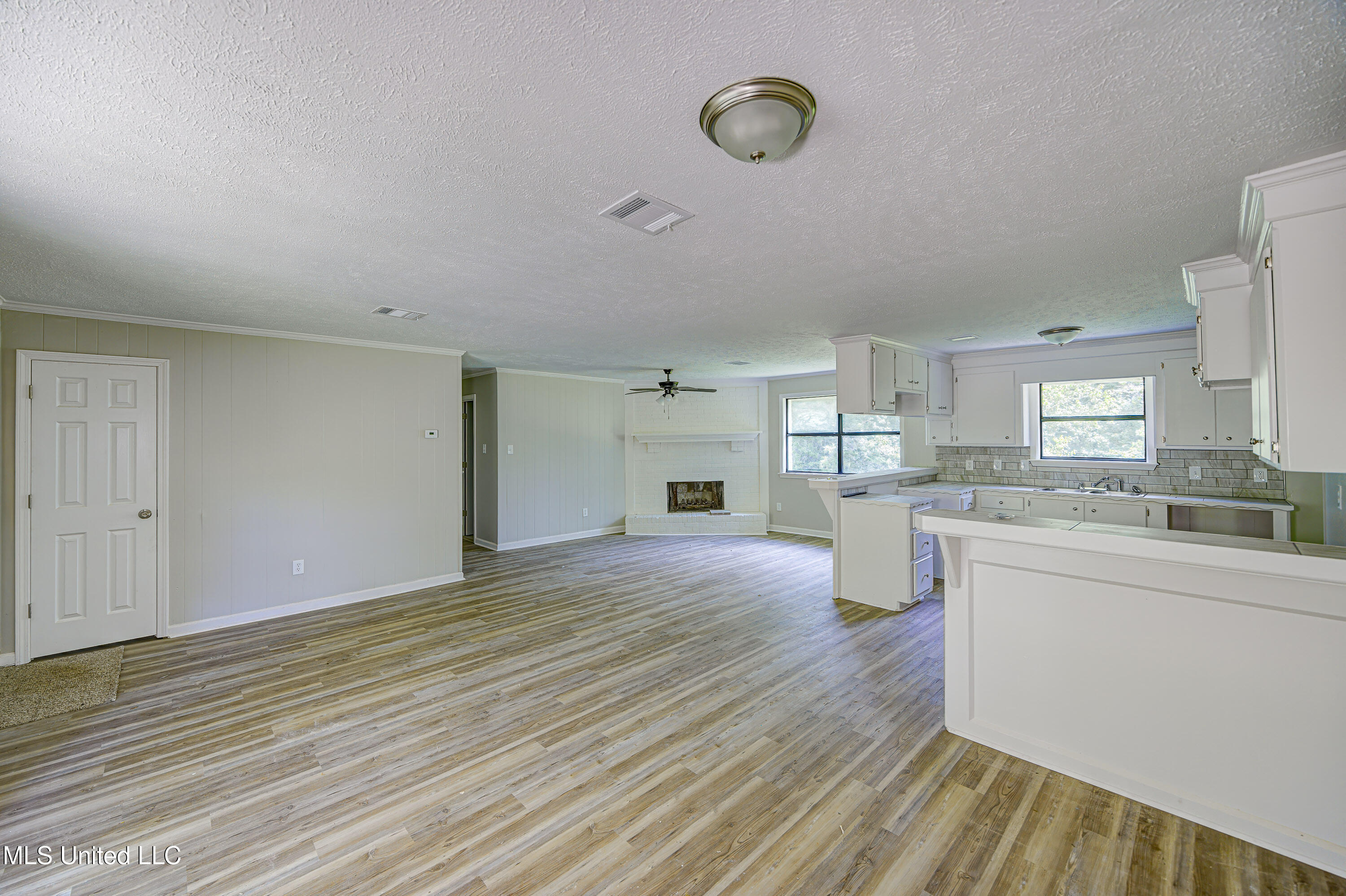 4534 Halls Ferry Road Vicksburg, MS 39180 - Photo 8 of 25 Open Living Space