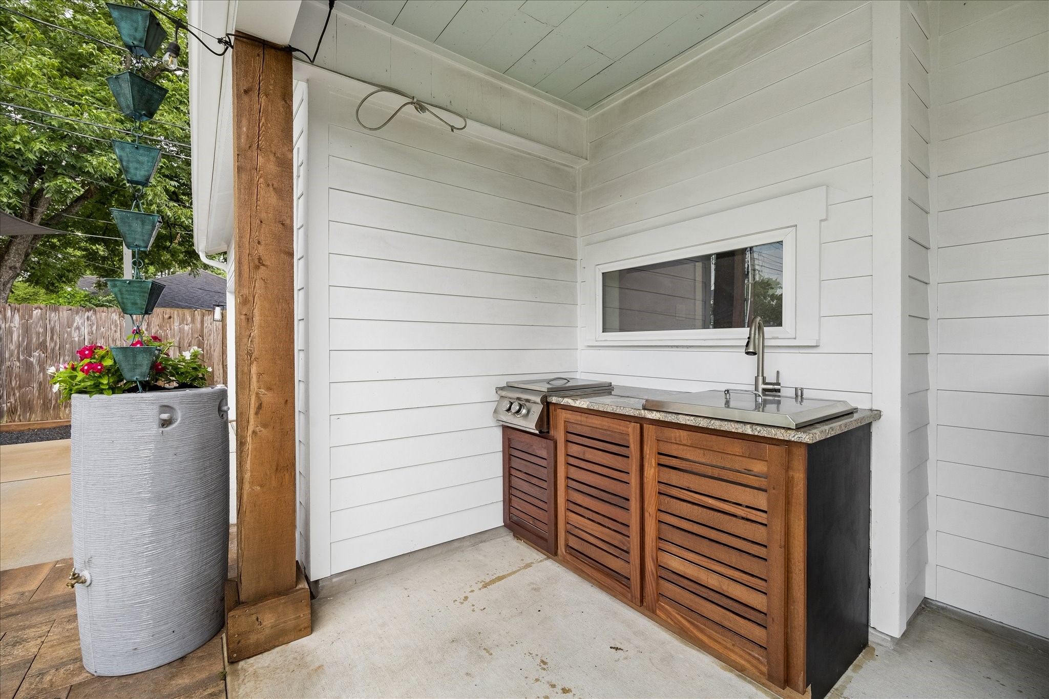 1205 Temple Street Houston, TX 77009 - Photo 7 of 33 Complete with a built-in grill and outdoor sink, this covered entertaining space makes effortless alfresco dining part of everyday living.