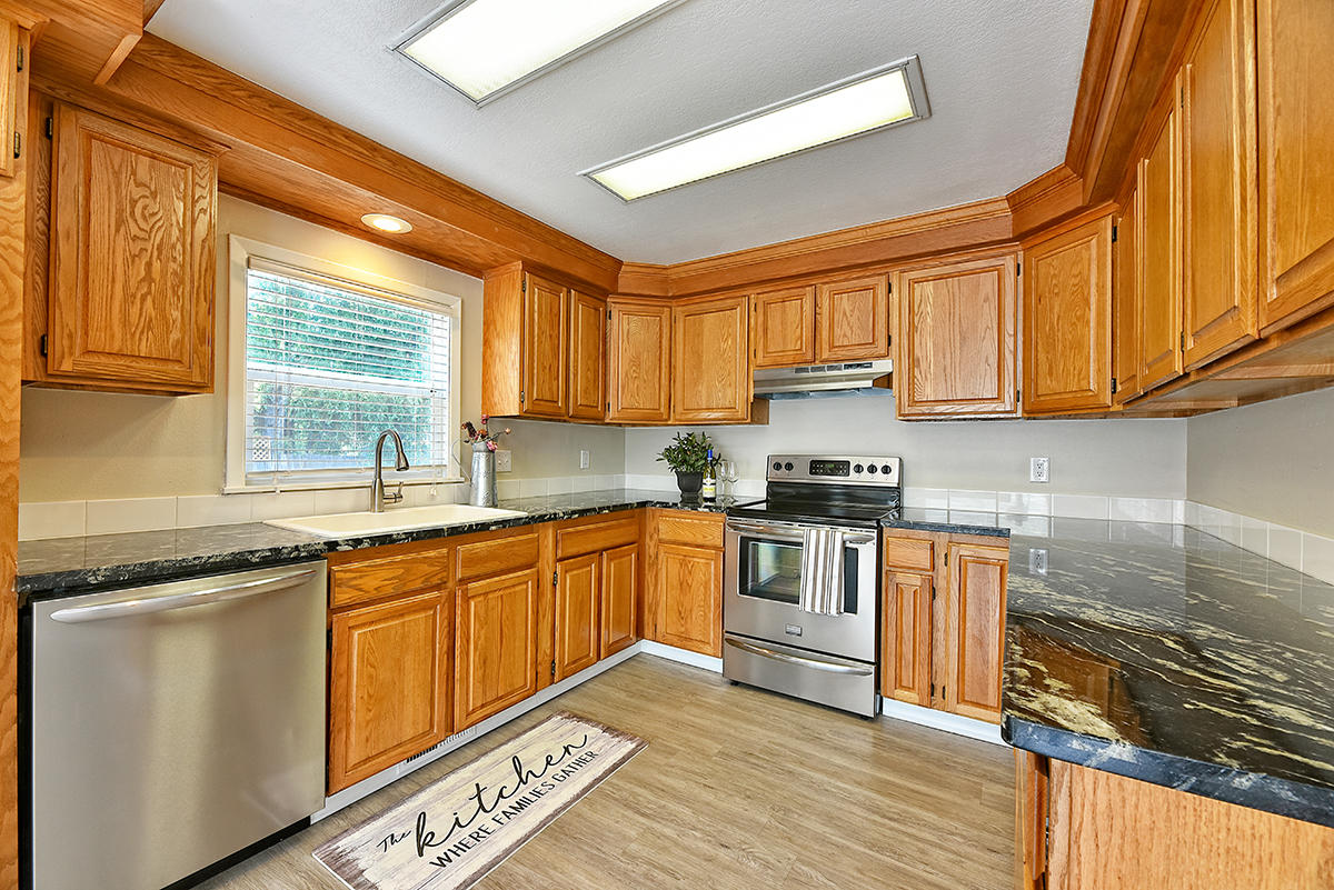 2749 Aldersgate Road Medford, OR 97504 - Photo 14 of 36 DSC_9667