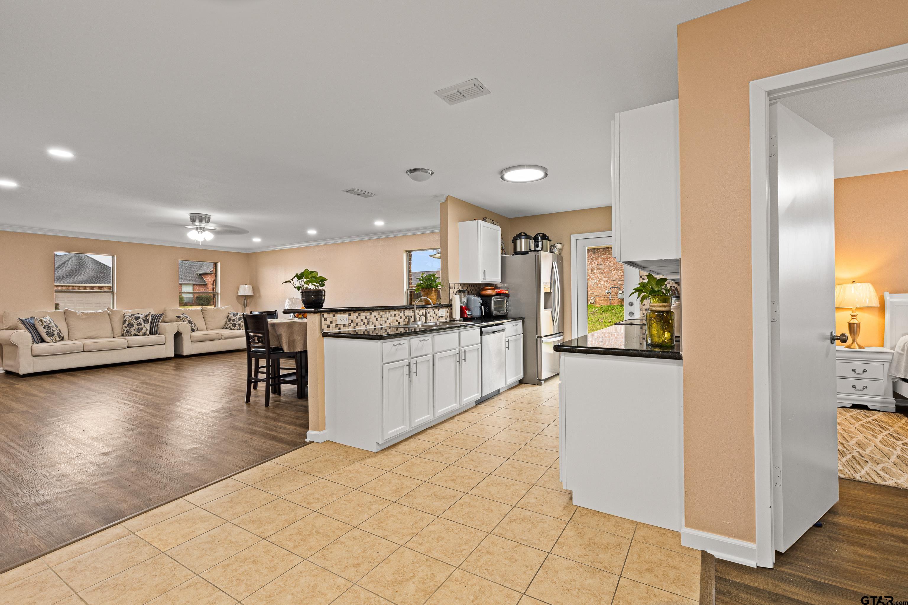 553 Princess Place Tyler, TX 75704 - Photo 28 of 32 a view of a living room and kitchen view