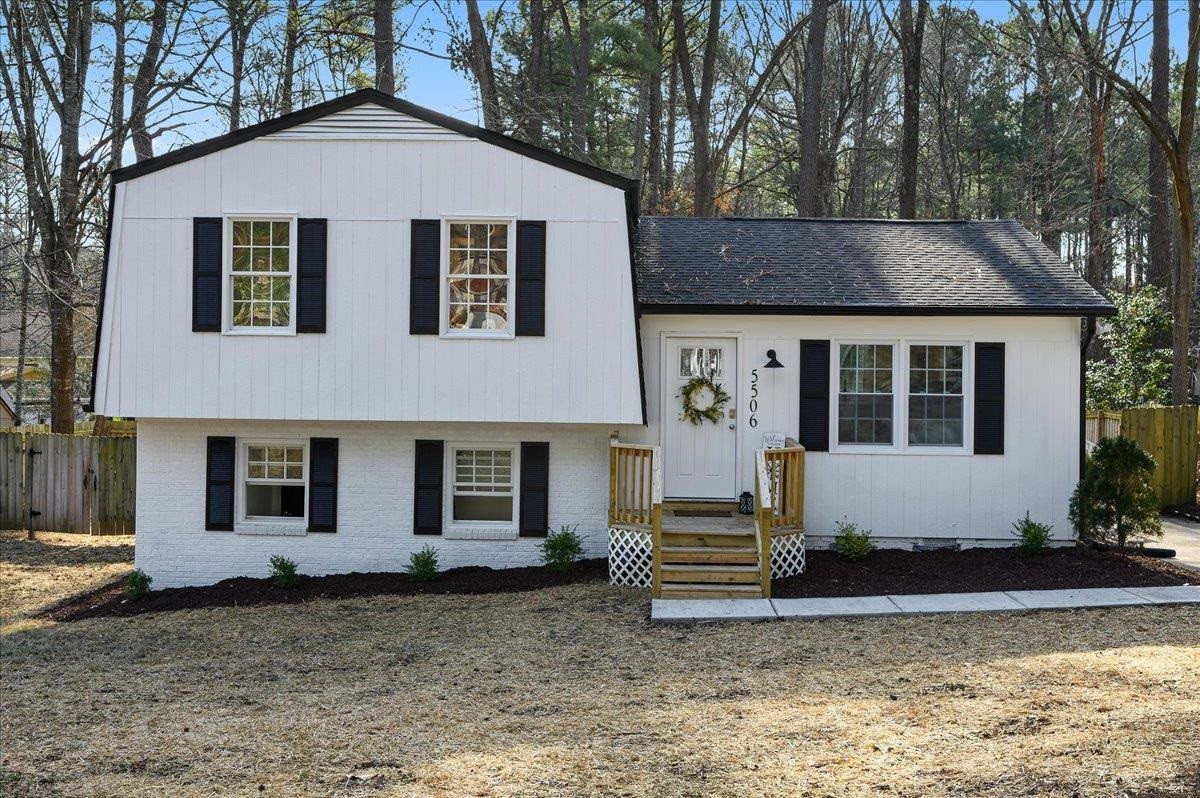 a view of a house with a yard