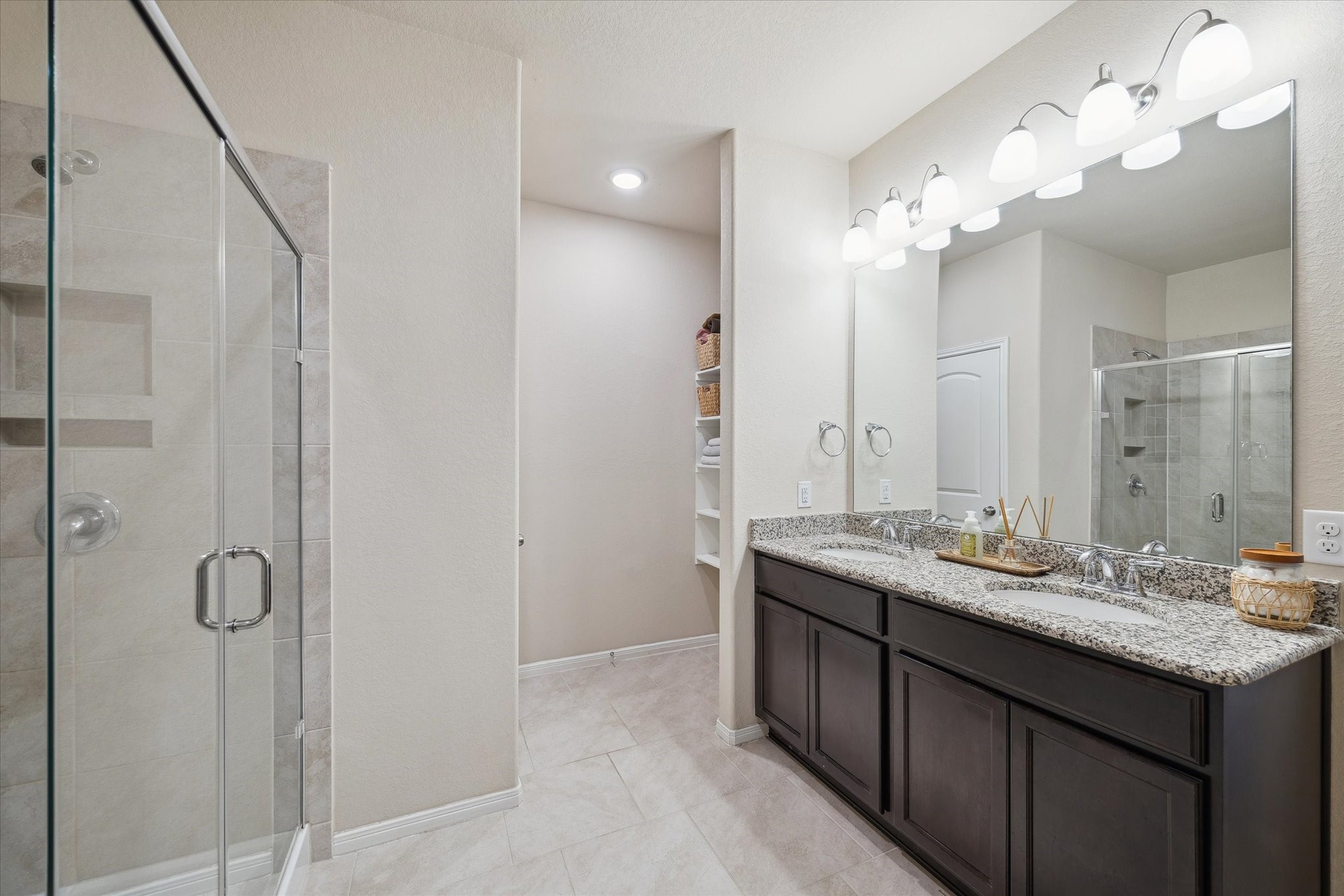 9910 Indian Rill Court Tomball, TX 77375 - Photo 22 of 34 Primary Ensuite Bathroom