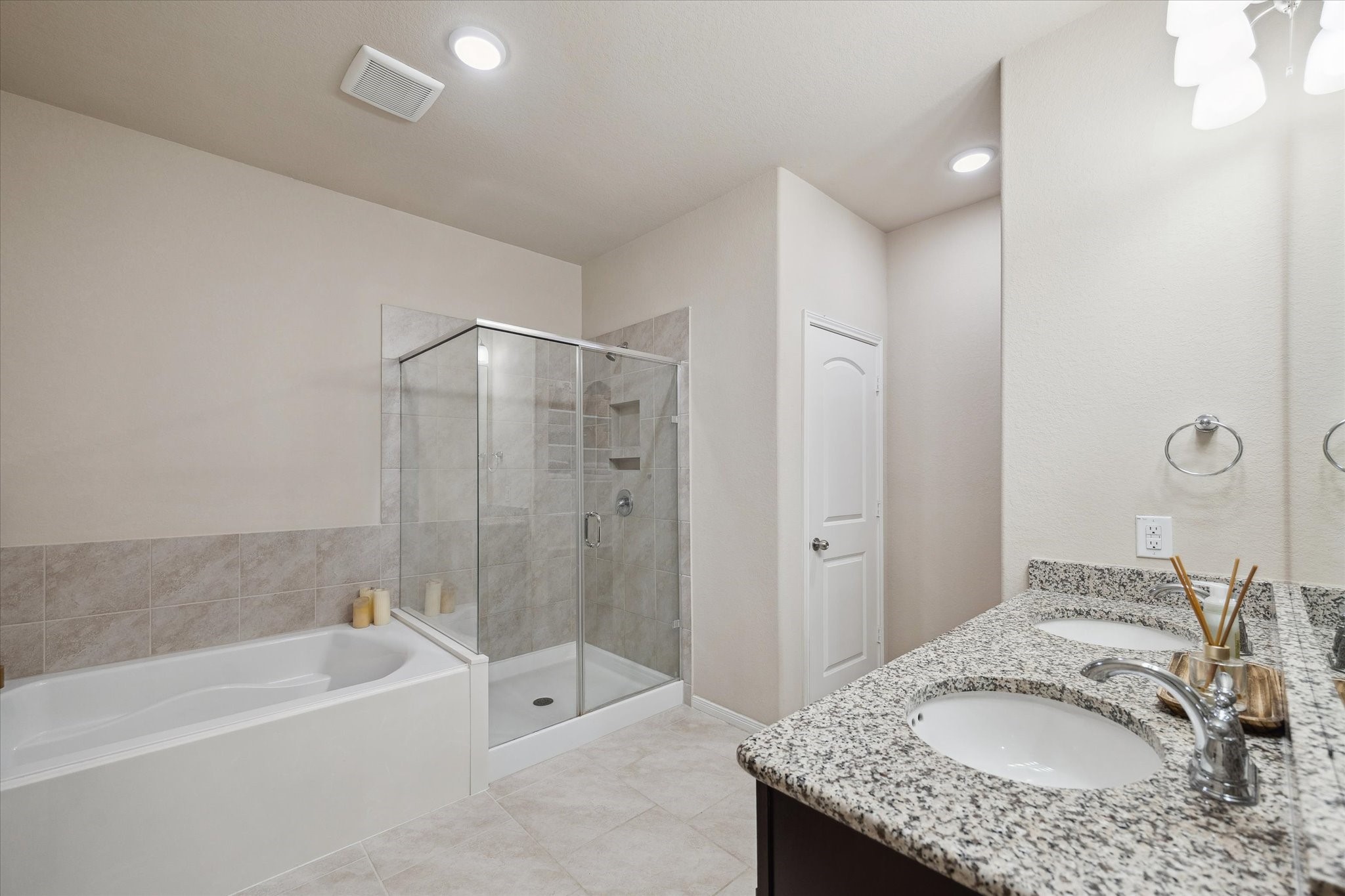 9910 Indian Rill Court Tomball, TX 77375 - Photo 23 of 34 Primary Ensuite Bathroom
