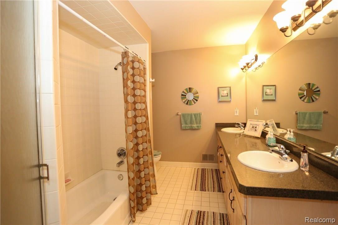 4700 Rambling Court Troy, MI 48098 - Photo 37 of 49 Rambling Ct-36.jpg