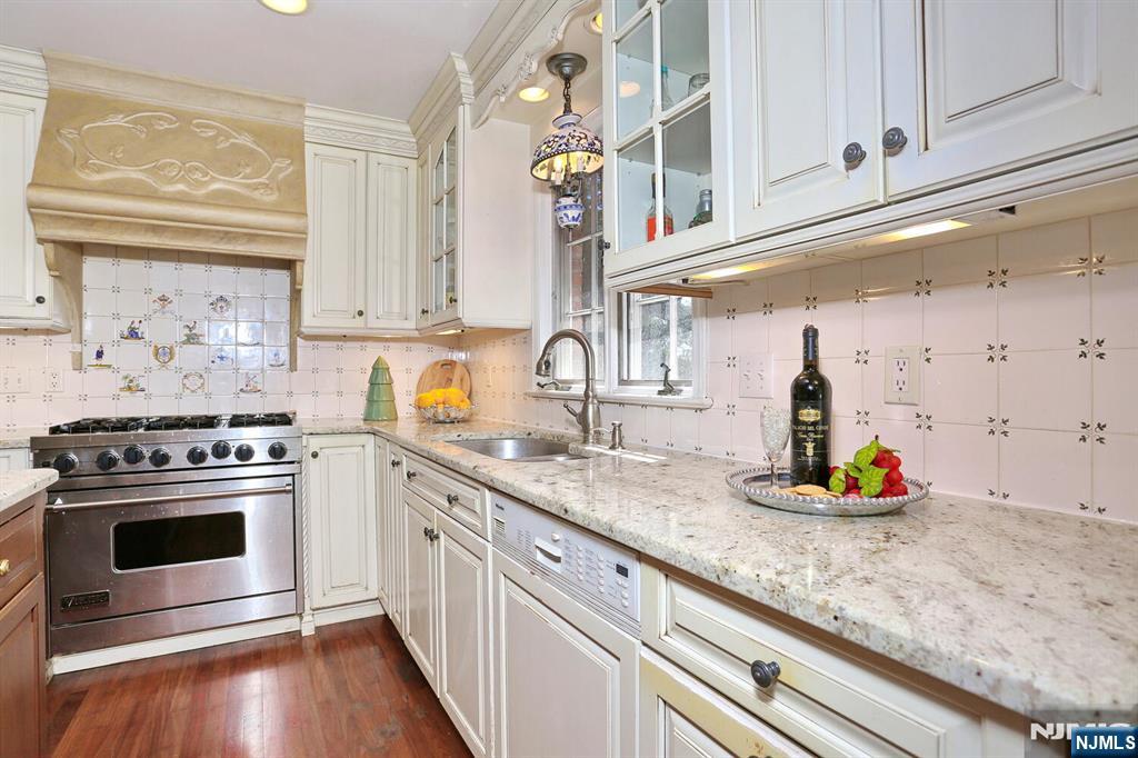 328 West Ridgewood Avenue Ridgewood, NJ 07450 - Photo 12 of 49