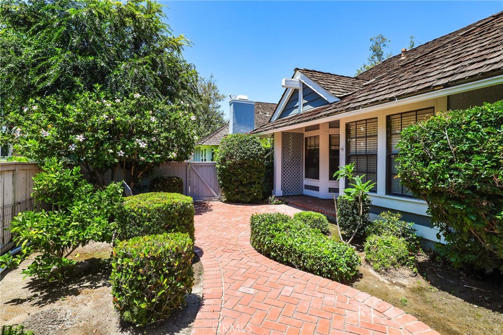 14 Thunder Trail, Unit 28 Irvine, CA 92614 - Photo 33 of 60 a front view of a house with a yard
