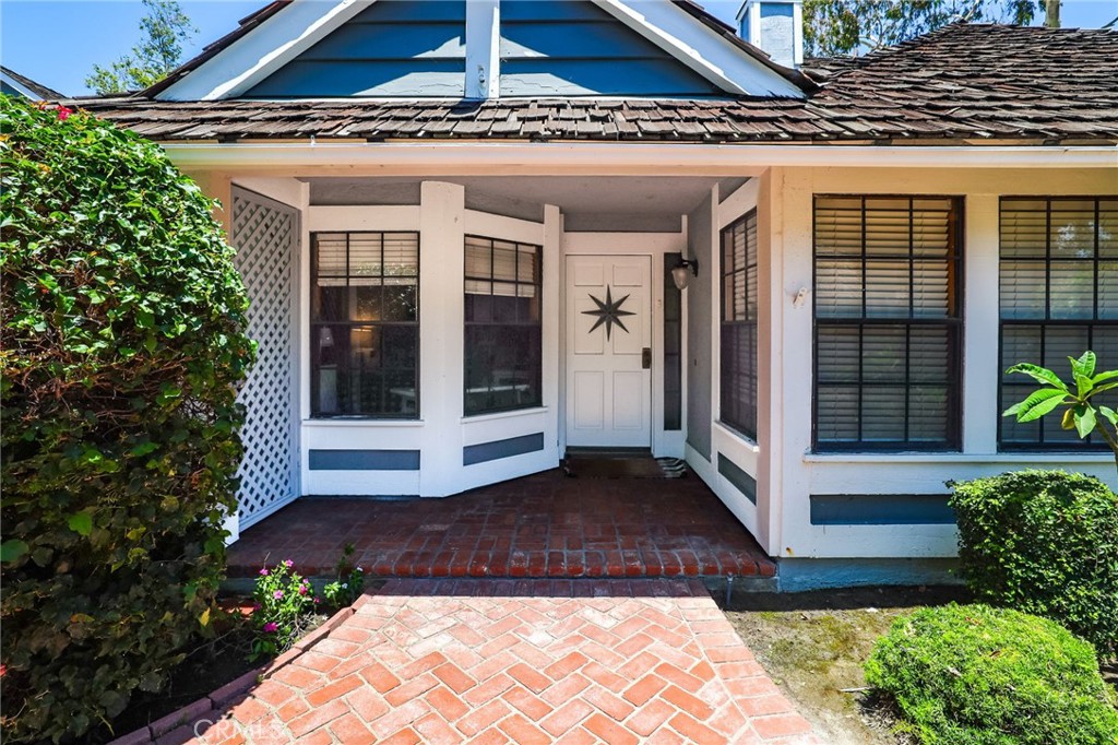14 Thunder Trail, Unit 28 Irvine, CA 92614 - Photo 5 of 60 a view of a house with a yard