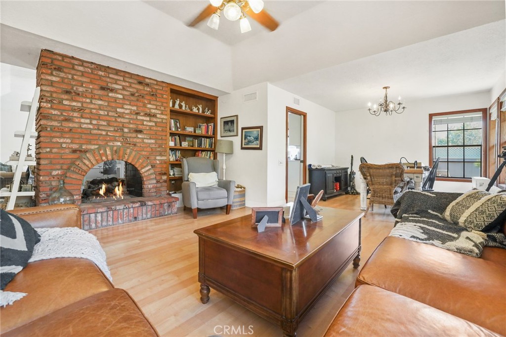 14 Thunder Trail, Unit 28 Irvine, CA 92614 - Photo 10 of 60 a living room with furniture and lamp