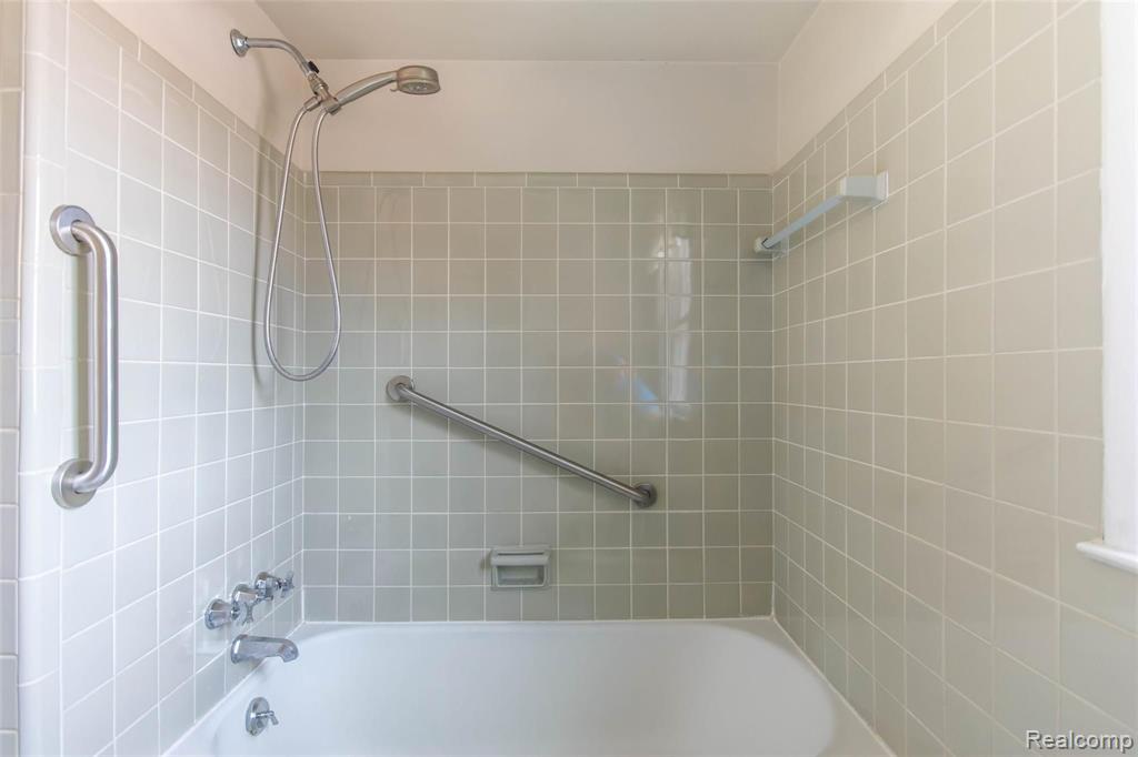634 Cadieux Road Grosse Pointe, MI 48230 - Photo 23 of 34