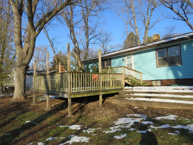 a view of yard with trees