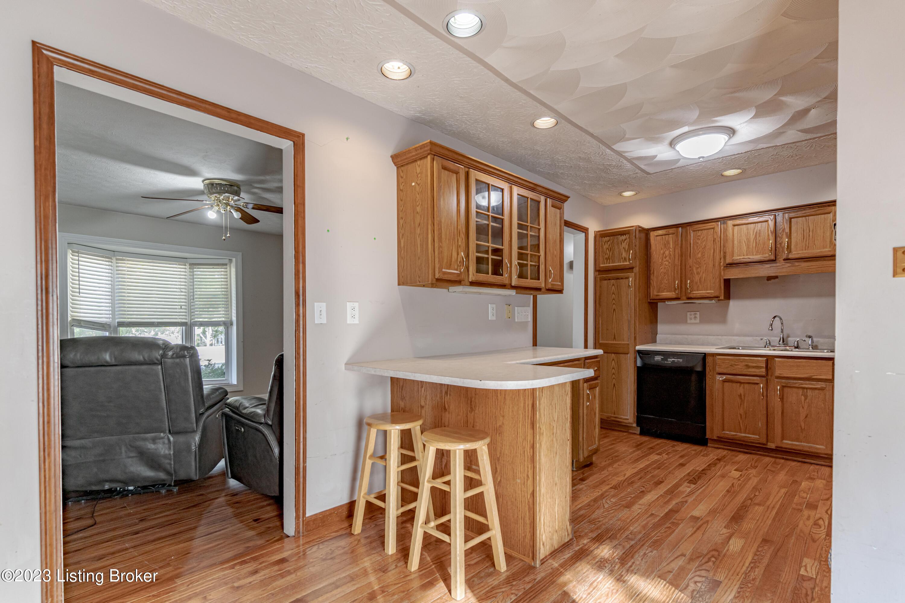 6701 El Rancho Road Louisville, KY 40291 - Photo 9 of 43 DSC05638