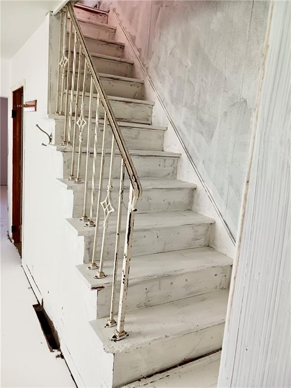 633 5th Avenue Ford City, PA 16226 - Photo 6 of 18 a view of entryway