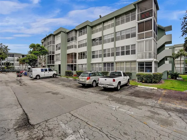 $2,400 | 2771 Taft Street, Unit 409, Hollywood, FL 33020
