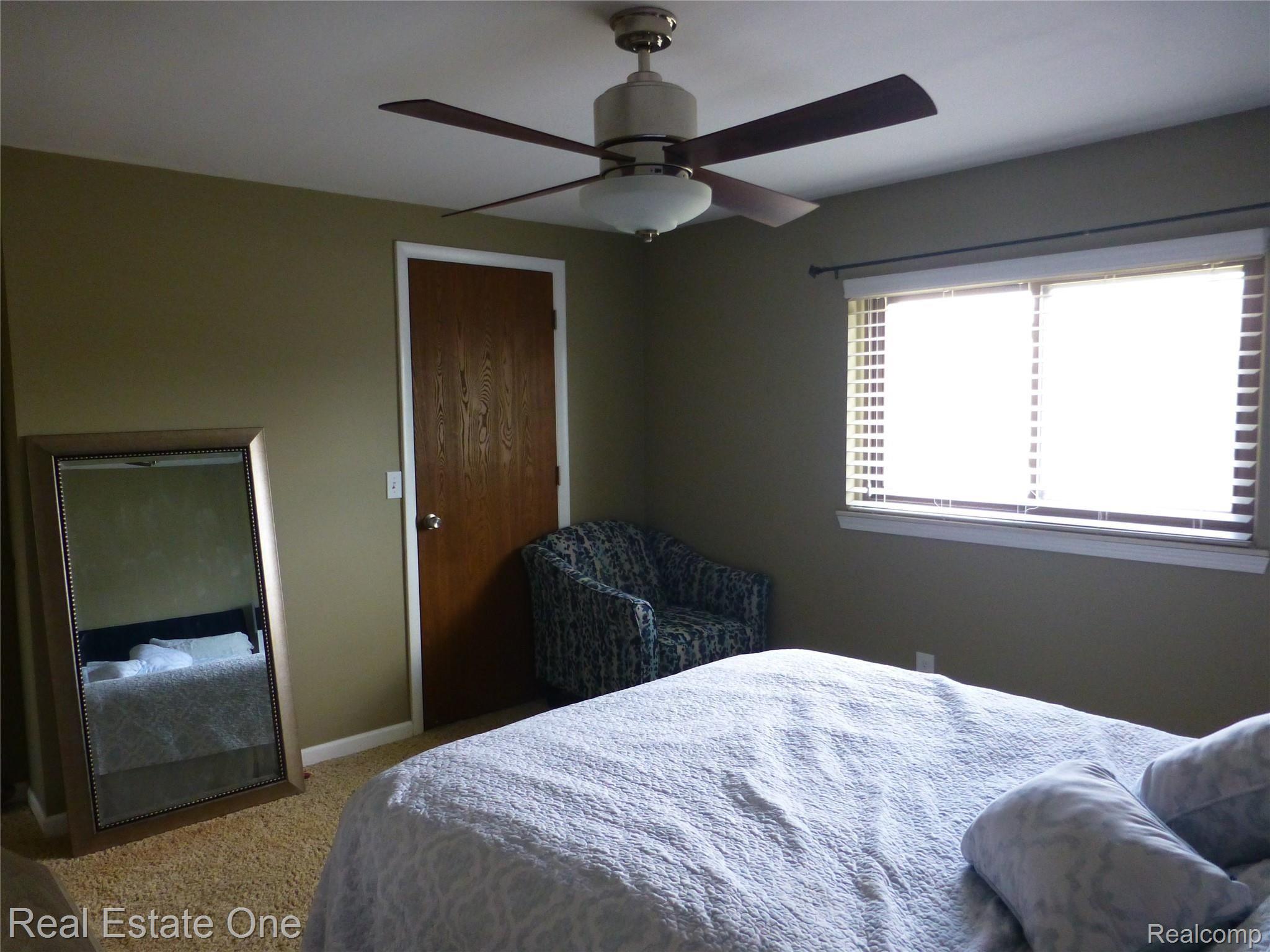 2451 Samoset Road, Unit 7 Royal Oak, MI 48073 - Photo 17 of 25 P1140185.JPG