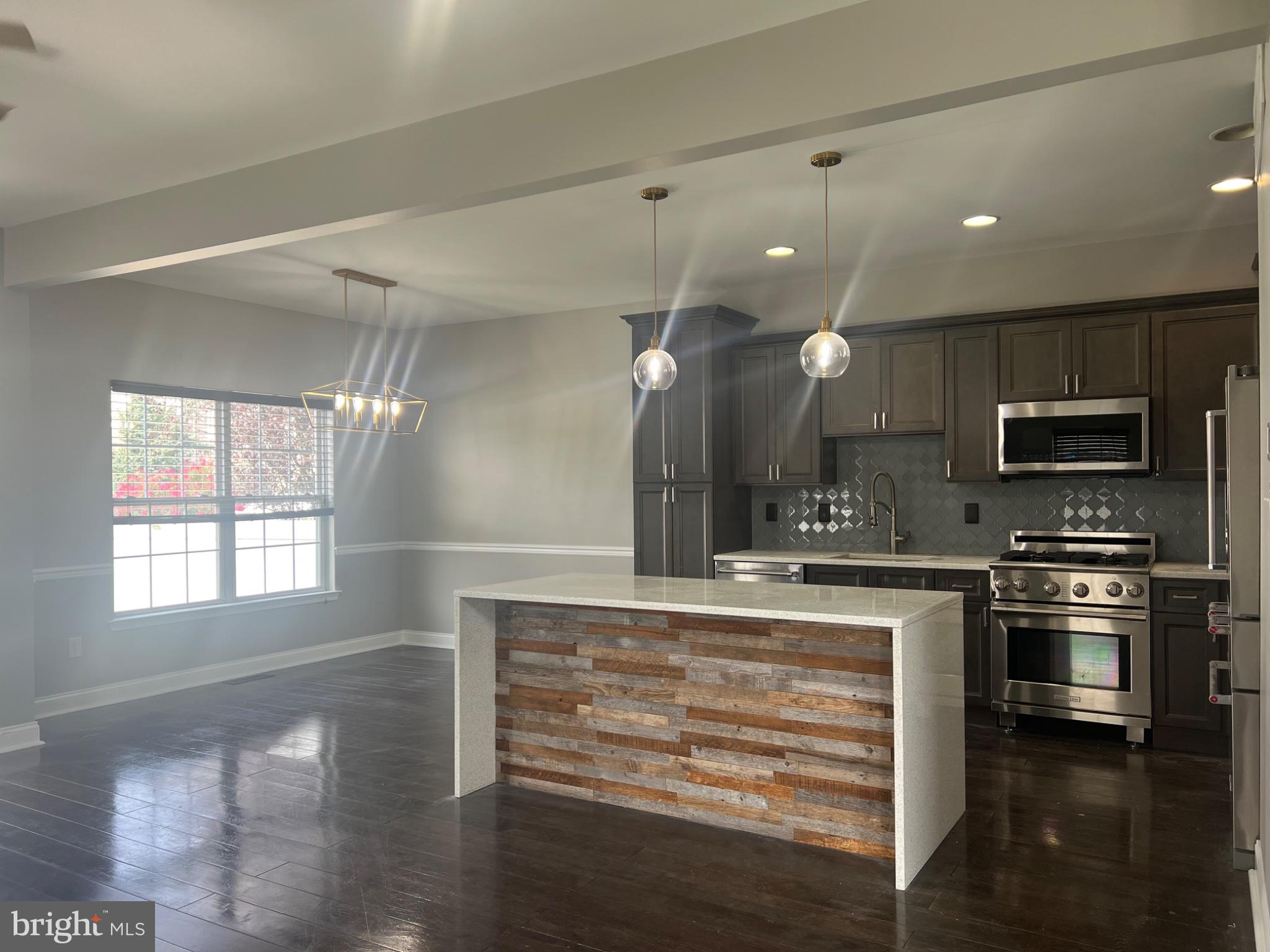 18 Bryce Road Berlin, NJ 08009 - Photo 6 of 31 Modern kitchen with stylish accents.