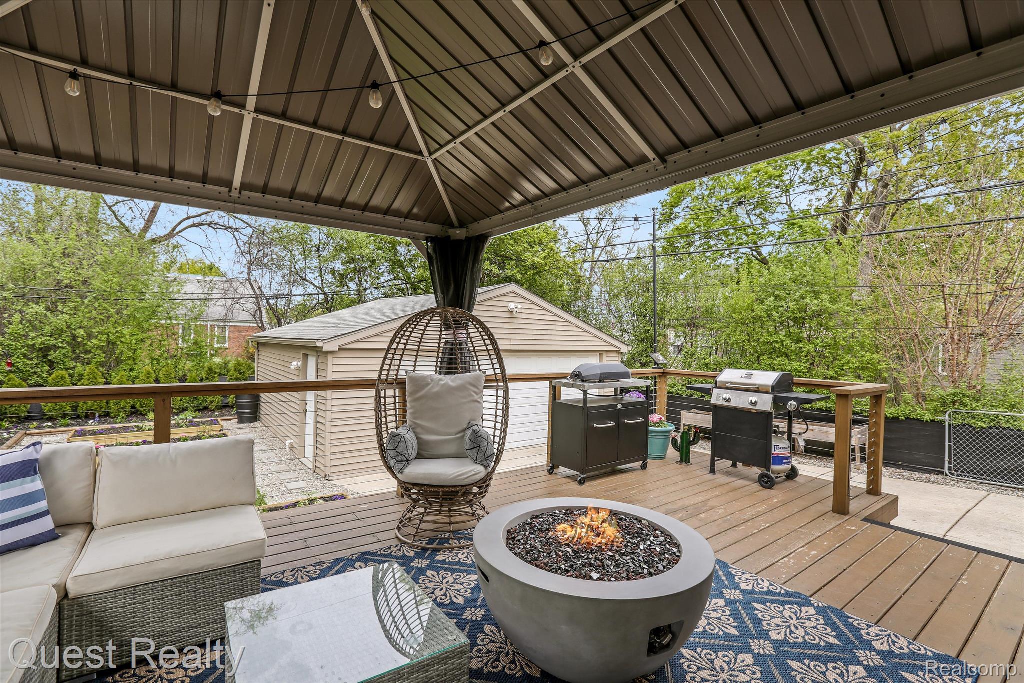 1850 Cambridge Road Berkley, MI 48072 - Photo 31 of 42 Perfect place to relax in evenings!