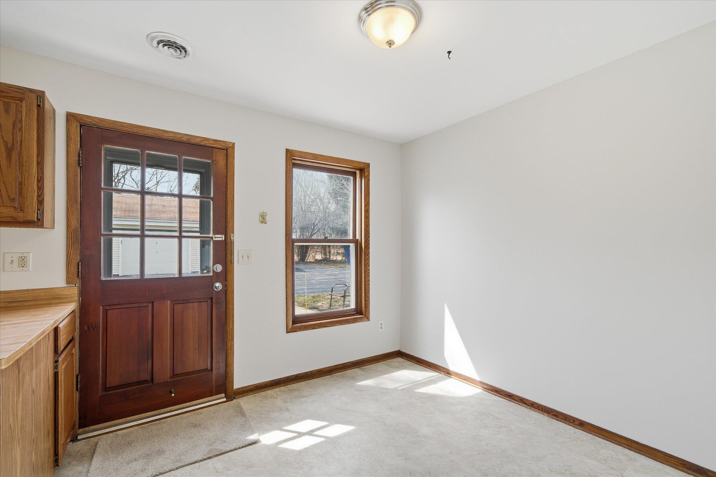 2017 Woodburn Road, Unit B Waukesha, WI 53188 - Photo 11 of 34 Dinette