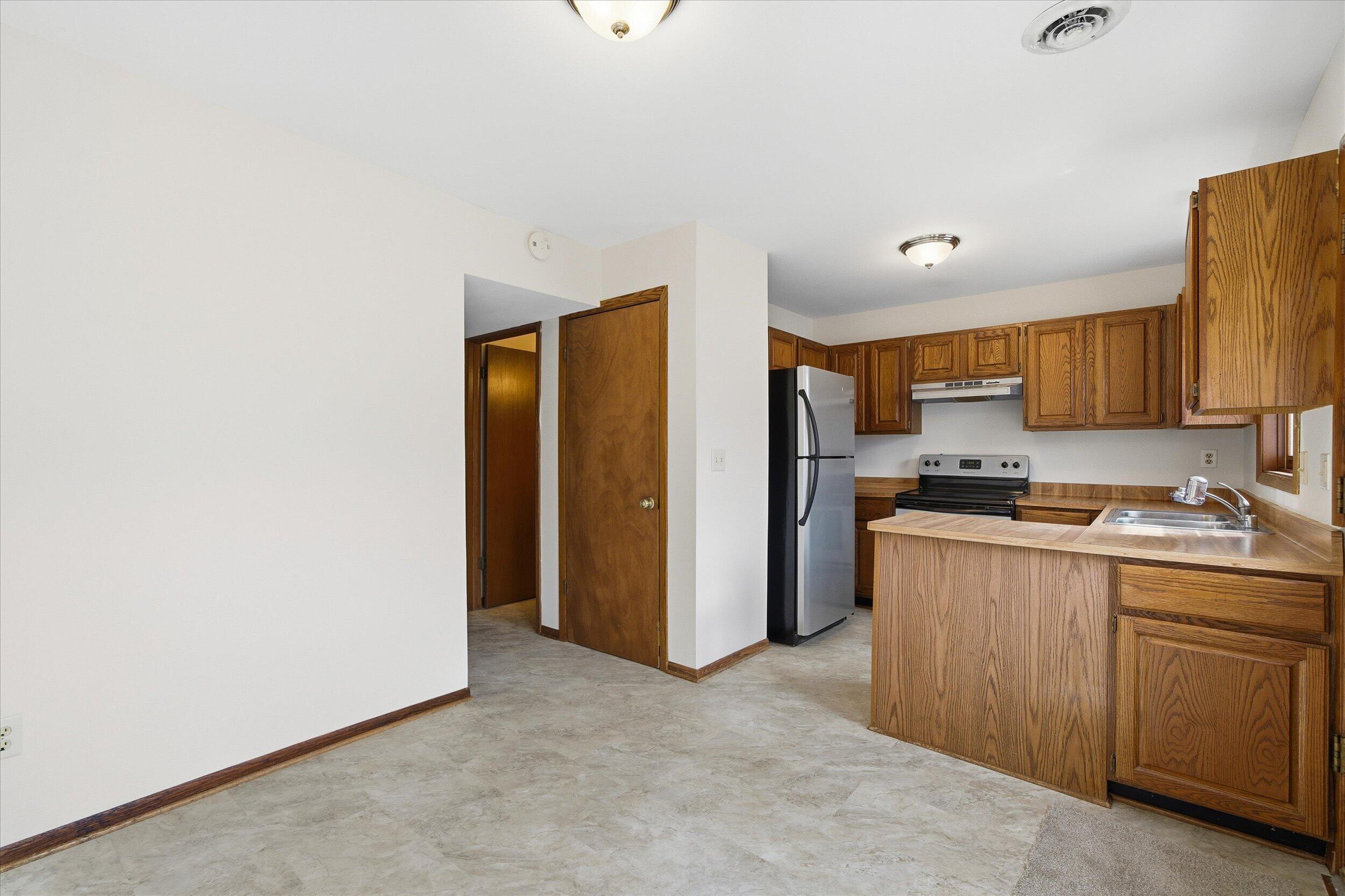 2017 Woodburn Road, Unit B Waukesha, WI 53188 - Photo 12 of 34 Dinette/Kitchen