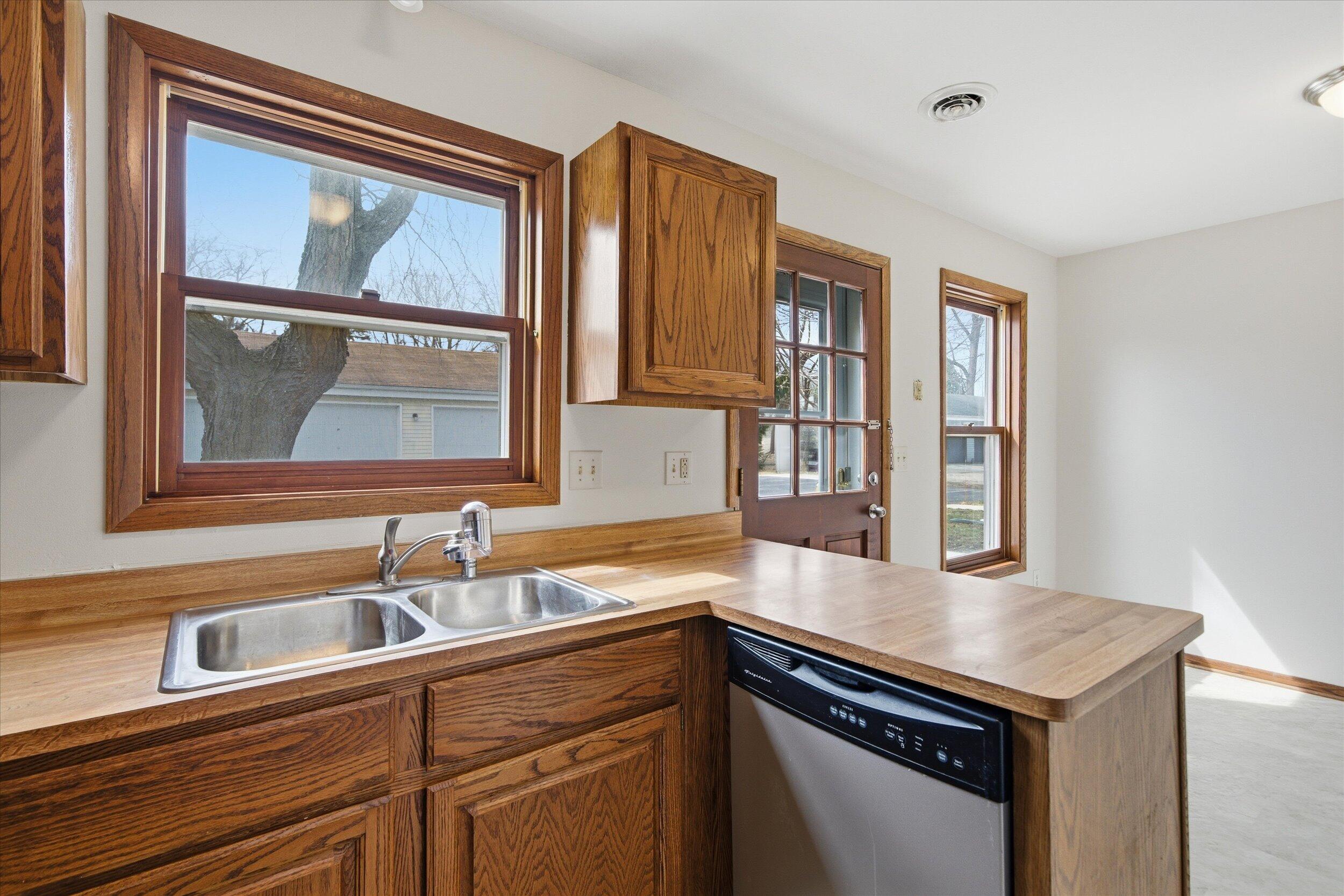 2017 Woodburn Road, Unit B Waukesha, WI 53188 - Photo 14 of 34 Kitchen