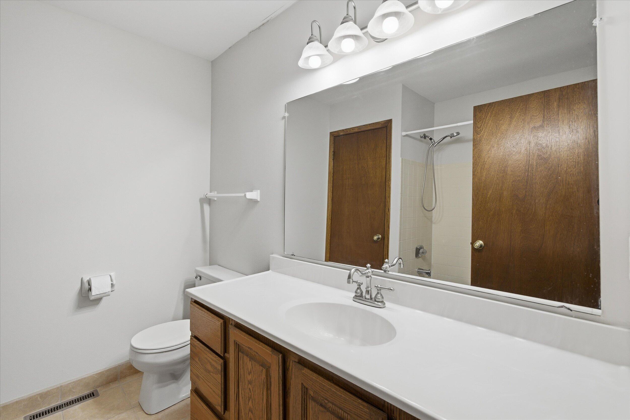 2017 Woodburn Road, Unit B Waukesha, WI 53188 - Photo 18 of 34 Full Bath