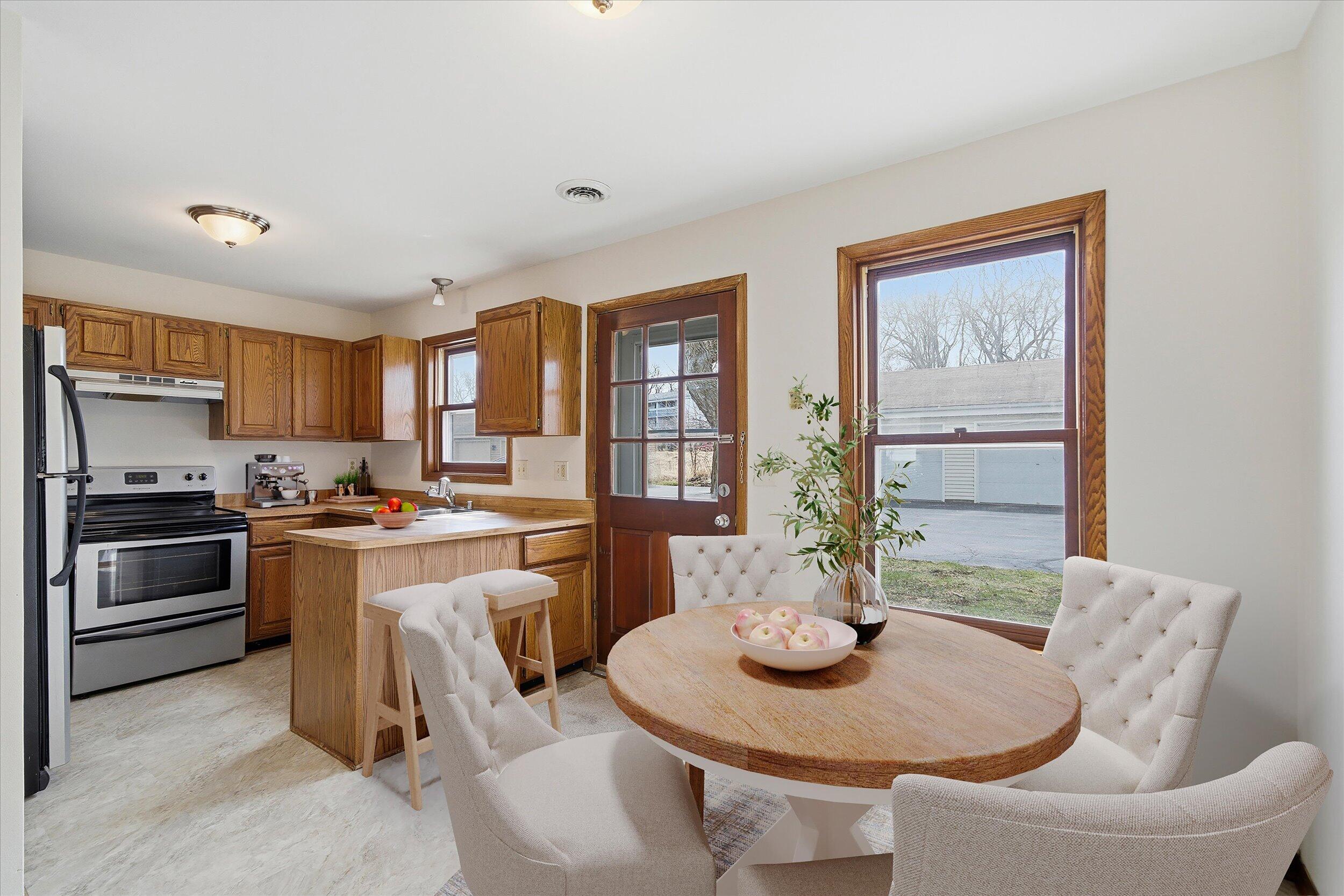 2017 Woodburn Road, Unit B Waukesha, WI 53188 - Photo 9 of 34 Kitchen (VS)