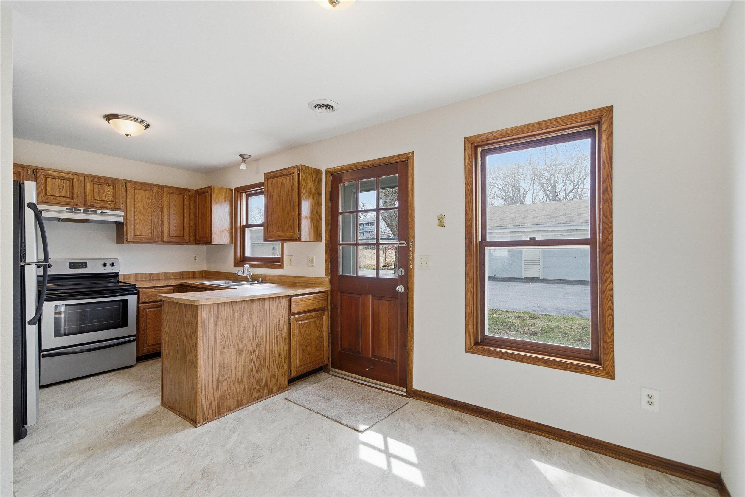 2017 Woodburn Road, Unit B Waukesha, WI 53188 - Photo 10 of 34 Kitchen