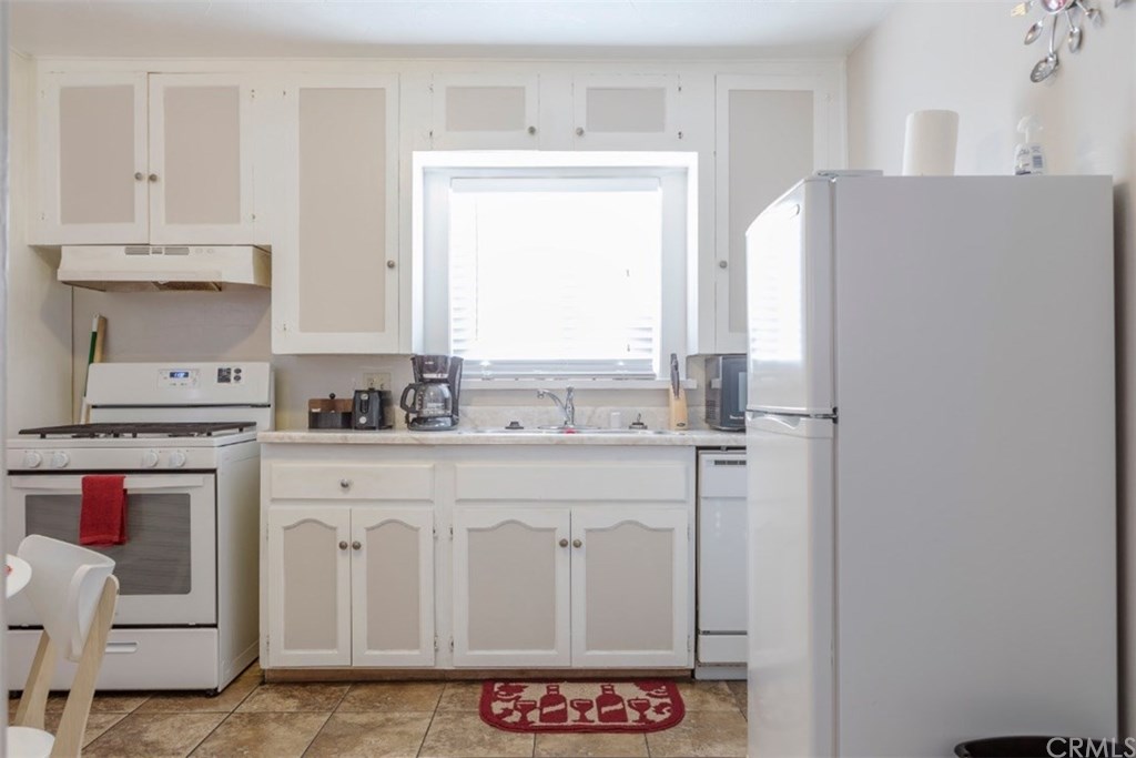 5416 Lime Avenue Long Beach, CA 90805 - Photo 13 of 23 Kitchen View