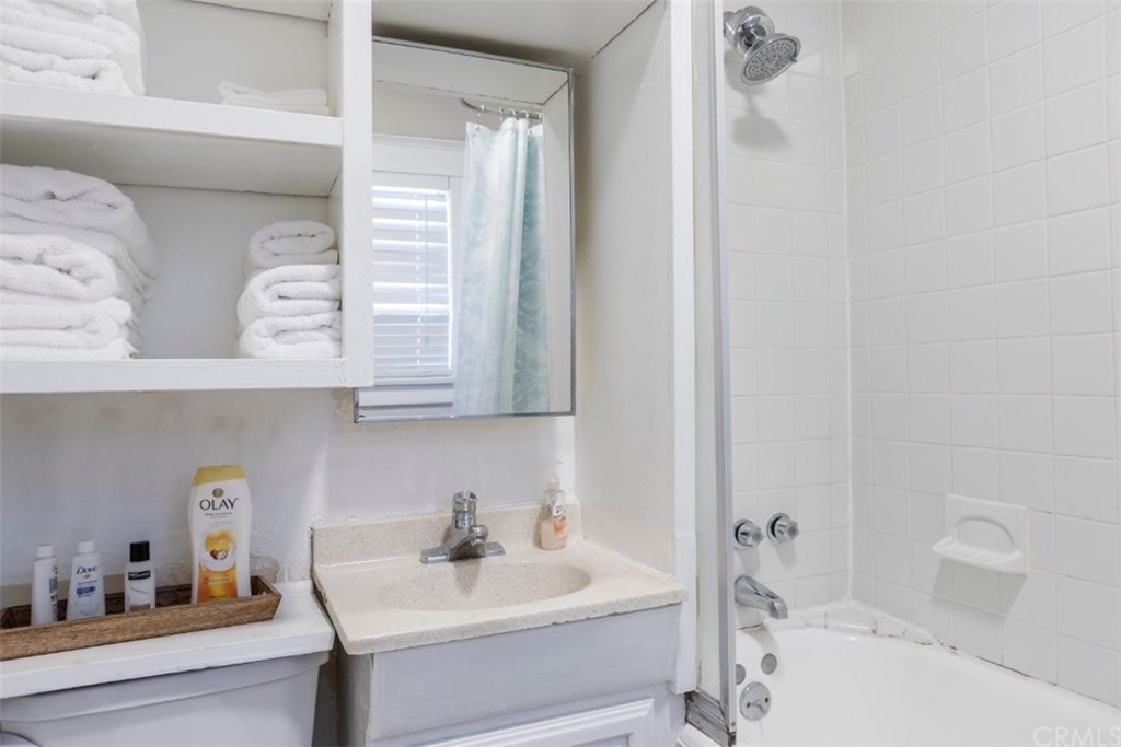 5416 Lime Avenue Long Beach, CA 90805 - Photo 17 of 23 Bathroom View
