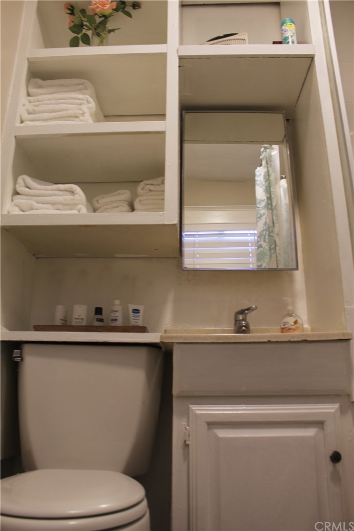 5416 Lime Avenue Long Beach, CA 90805 - Photo 18 of 23 Bathroom View