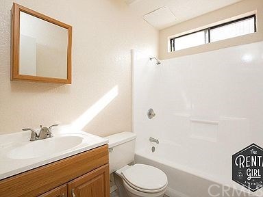 5416 Lime Avenue Long Beach, CA 90805 - Photo 22 of 23 Rear Unit Bathroom View