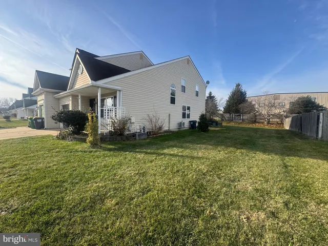 a view of a yard in front of house