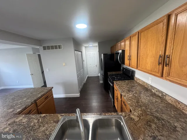 a view of entryway with livingroom