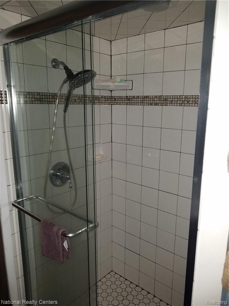 27045 Harvard Road Southfield, MI 48076 - Photo 44 of 66 Master Shower