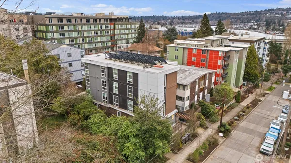 a view of a buildings in the city
