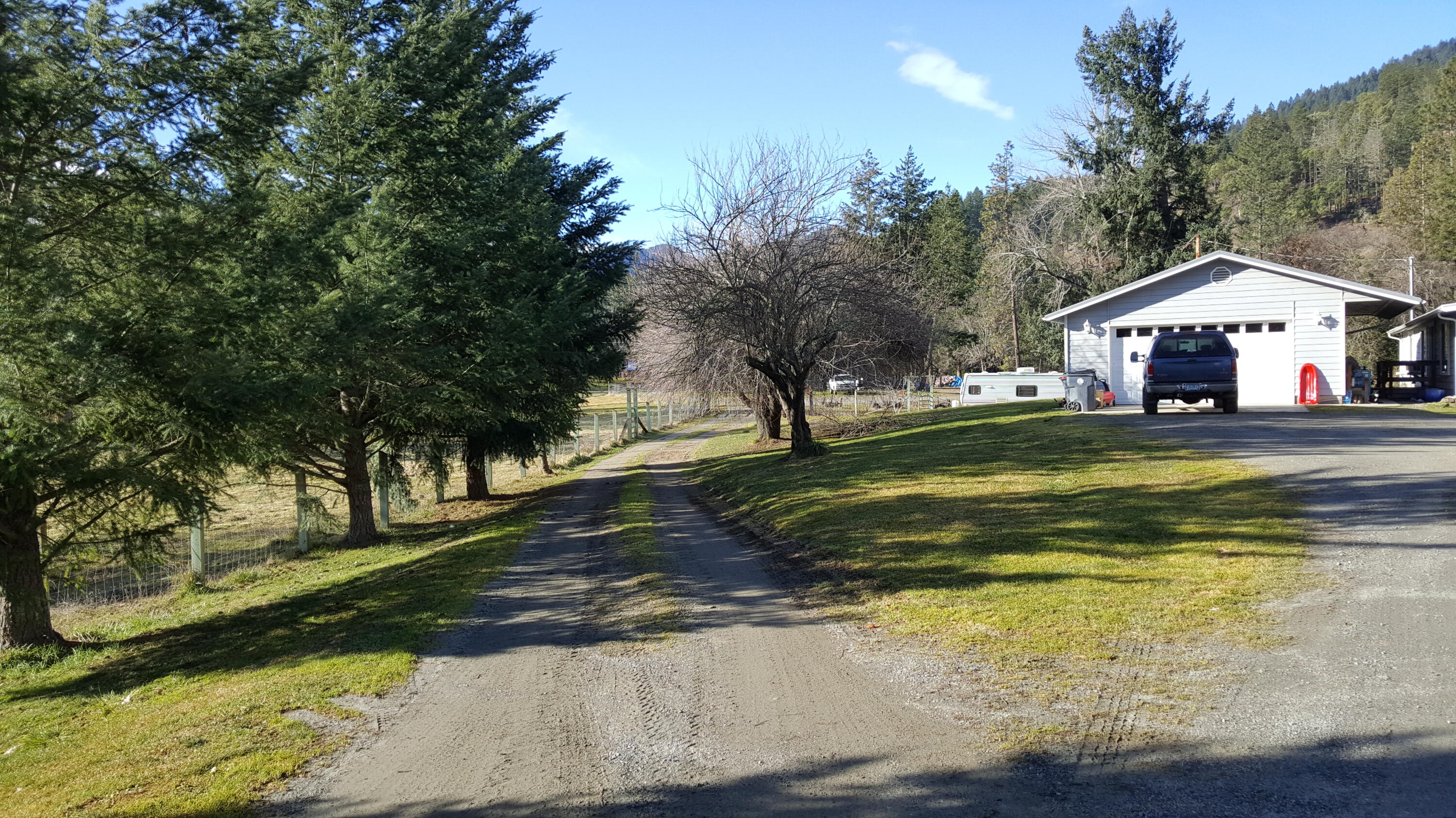 9494 Upper Applegate Road Jacksonville, OR 97530 - Photo 11 of 11 Side Driveway