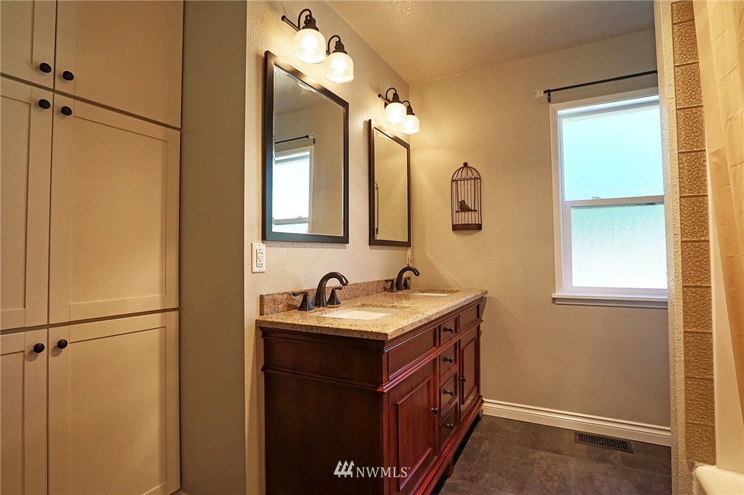 6598 East Chester Road Port Orchard, WA 98366 - Photo 11 of 25 Gallery Image 11