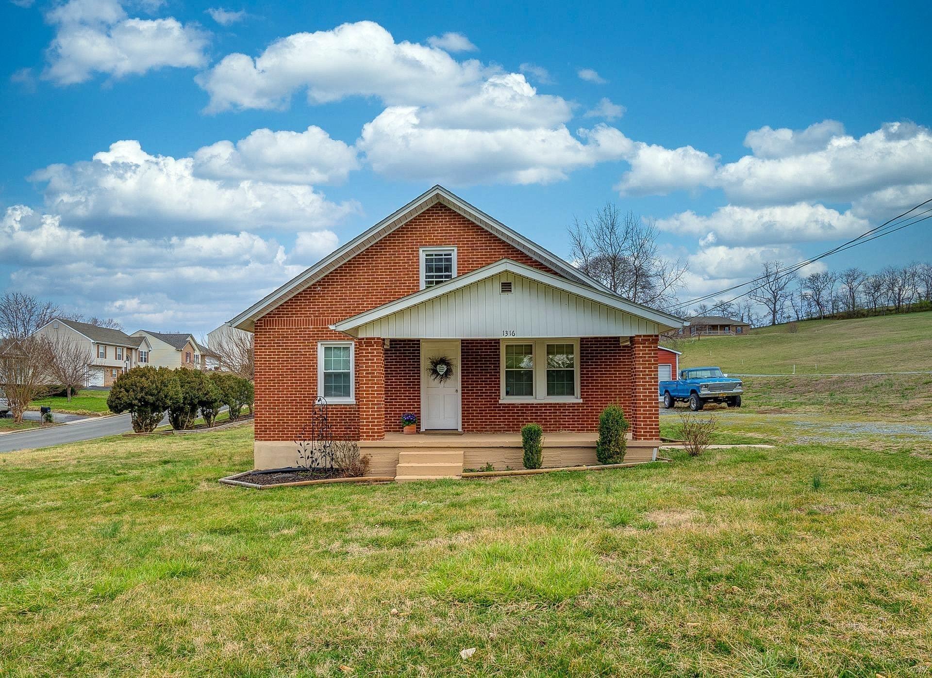 1316 Beaumont Road Roanoke, VA 24019 - Photo 2 of 45 001-341146-DSC00001_2_3_4_5_8684722