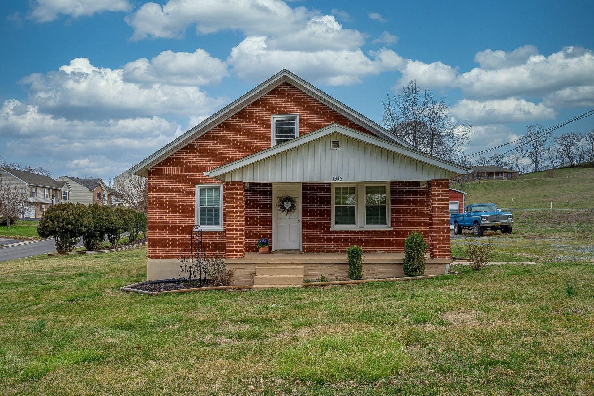 1316 Beaumont Road Roanoke, VA 24019 - Photo 3 of 45 002-341146-DSC00006_07_08_09_10_8684723