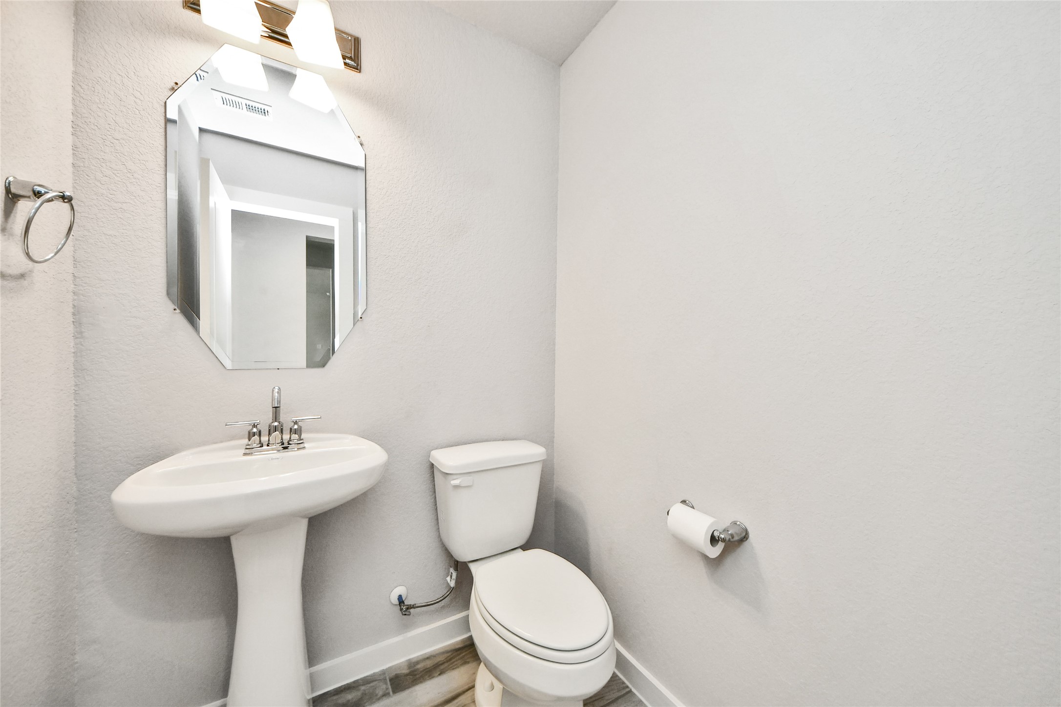 1577 Elm Place Angleton, TX 77515 - Photo 33 of 45