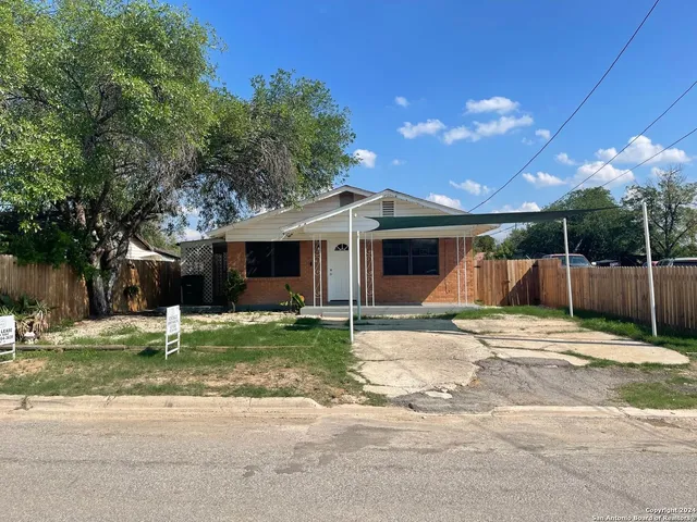 $1,100 | 516 East Holland Street, Crystal City, TX 78839