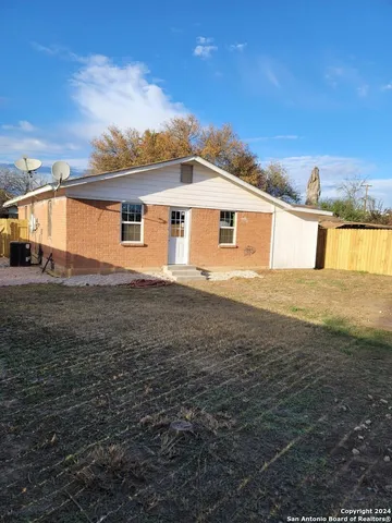 $1,100 | 516 East Holland Street, Crystal City, TX 78839