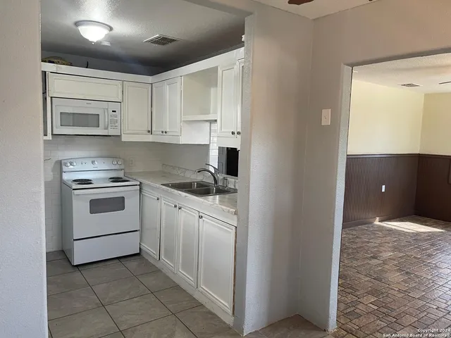 $1,100 | 516 East Holland Street, Crystal City, TX 78839