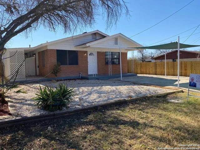 $1,100 | 516 East Holland Street, Crystal City, TX 78839