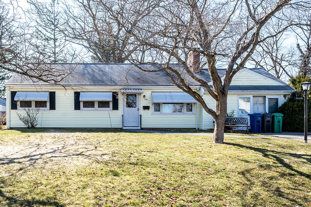 239 Richmond Drive Warwick, RI 02888 - Photo 2 of 11 Front of house