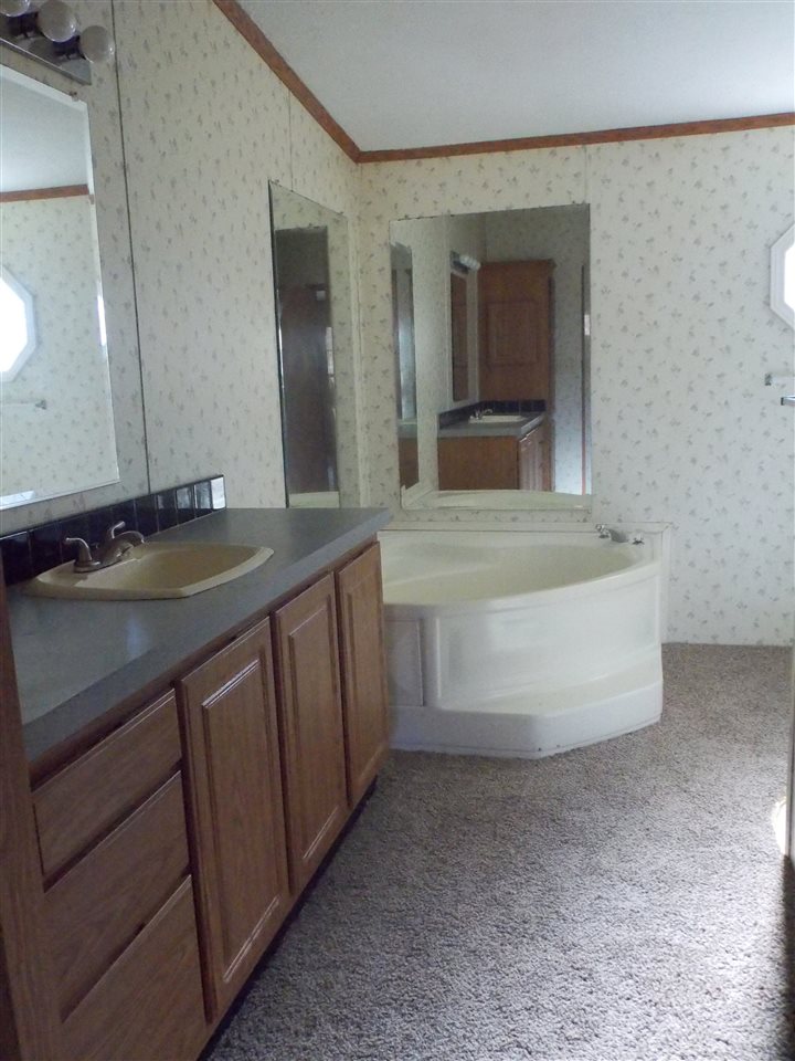 1081 Coxton Road Bedford, IN 47421 - Photo 4 of 25 Gallery Image 4