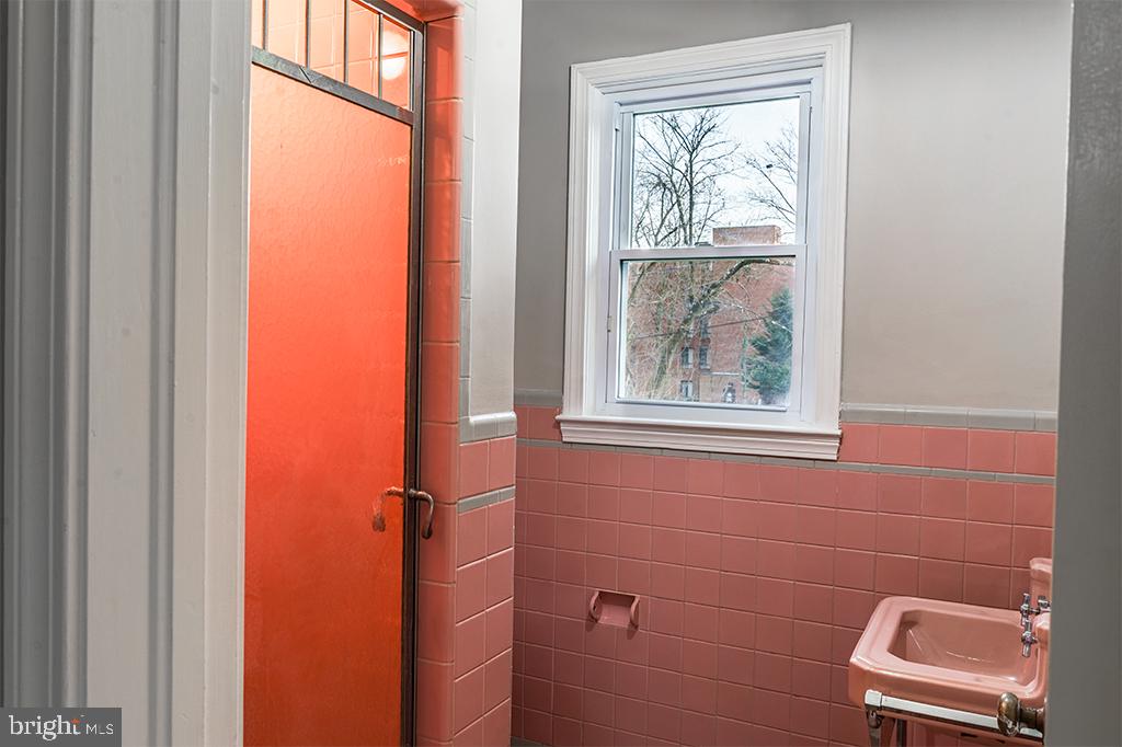 3509 Labyrinth Road Baltimore, MD 21215 - Photo 14 of 18 Master Bathroom