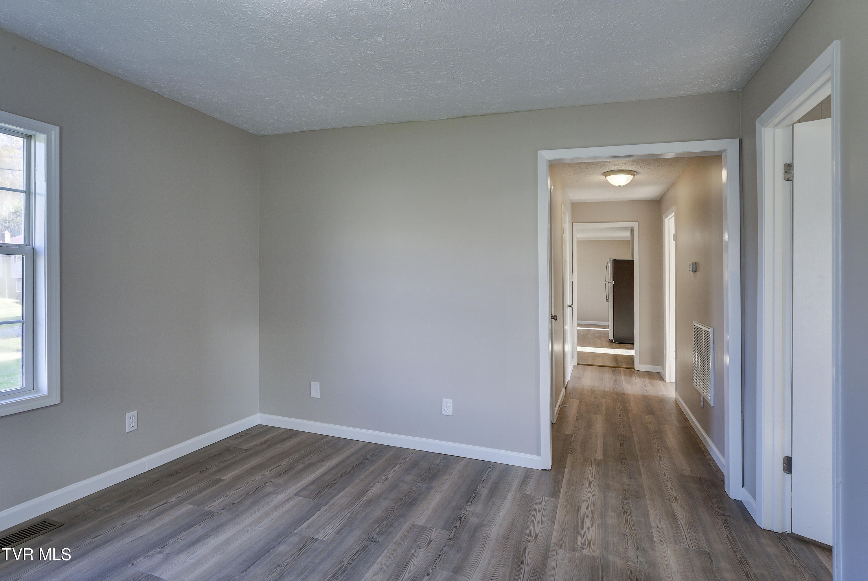 129 Deck Valley Road Bristol, TN 37620 - Photo 2 of 33 Living Room