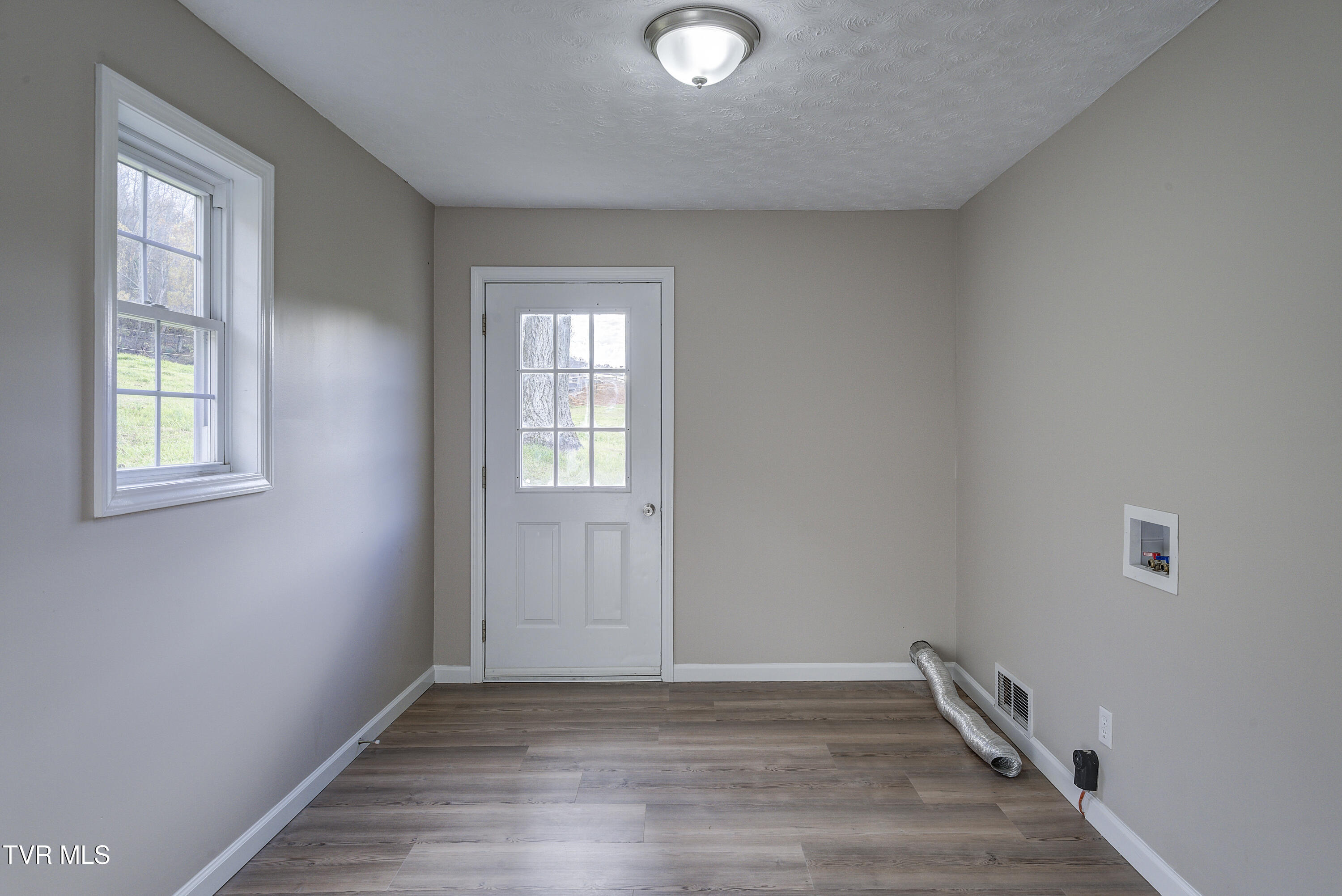 129 Deck Valley Road Bristol, TN 37620 - Photo 21 of 33 Laundry