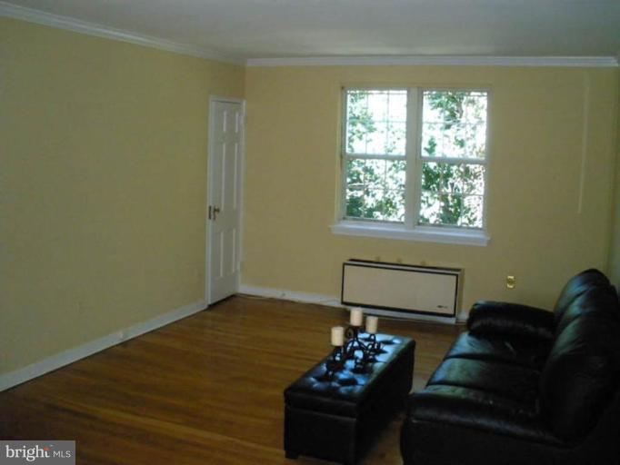 9 East Glebe Road, Unit 49B Alexandria, VA 22305 - Photo 2 of 15 Living Room