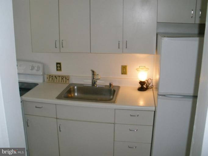 9 East Glebe Road, Unit 49B Alexandria, VA 22305 - Photo 12 of 15 Kitchen #2
